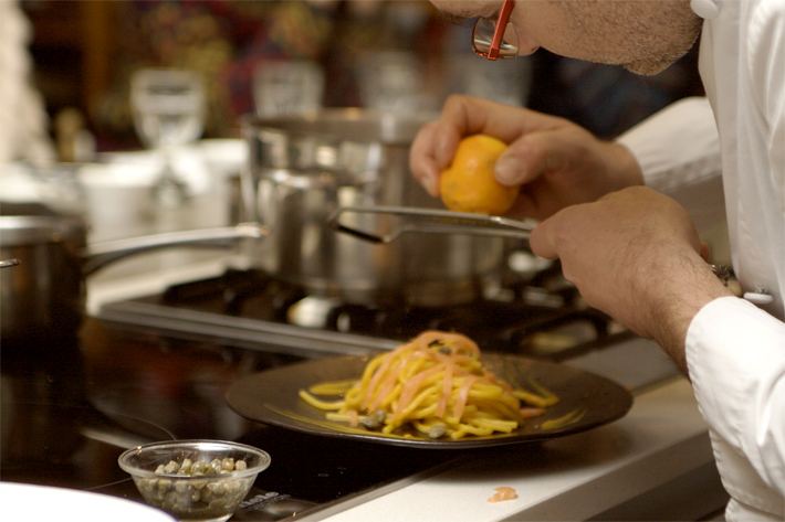 DECORANDO EL PLATO CON RALLADURA DE NARANJA